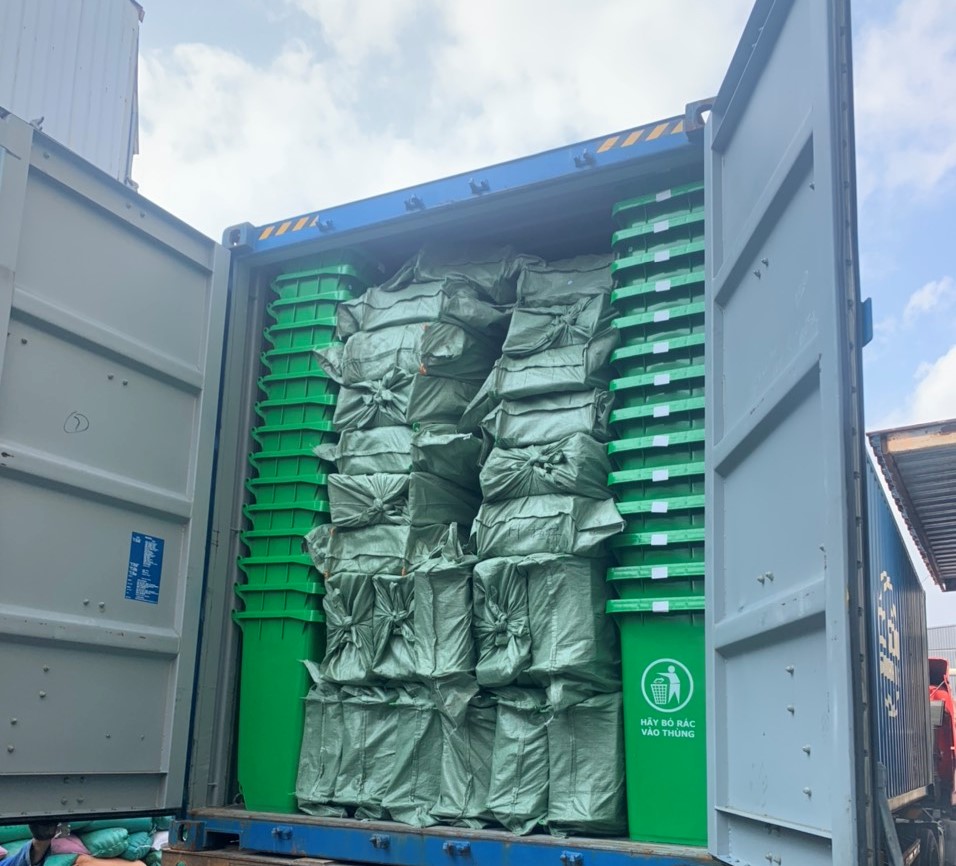 van chuyen thung rac tu nuoc ngoai