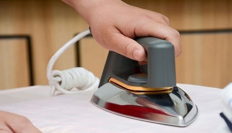 hình 2: bàn là điện